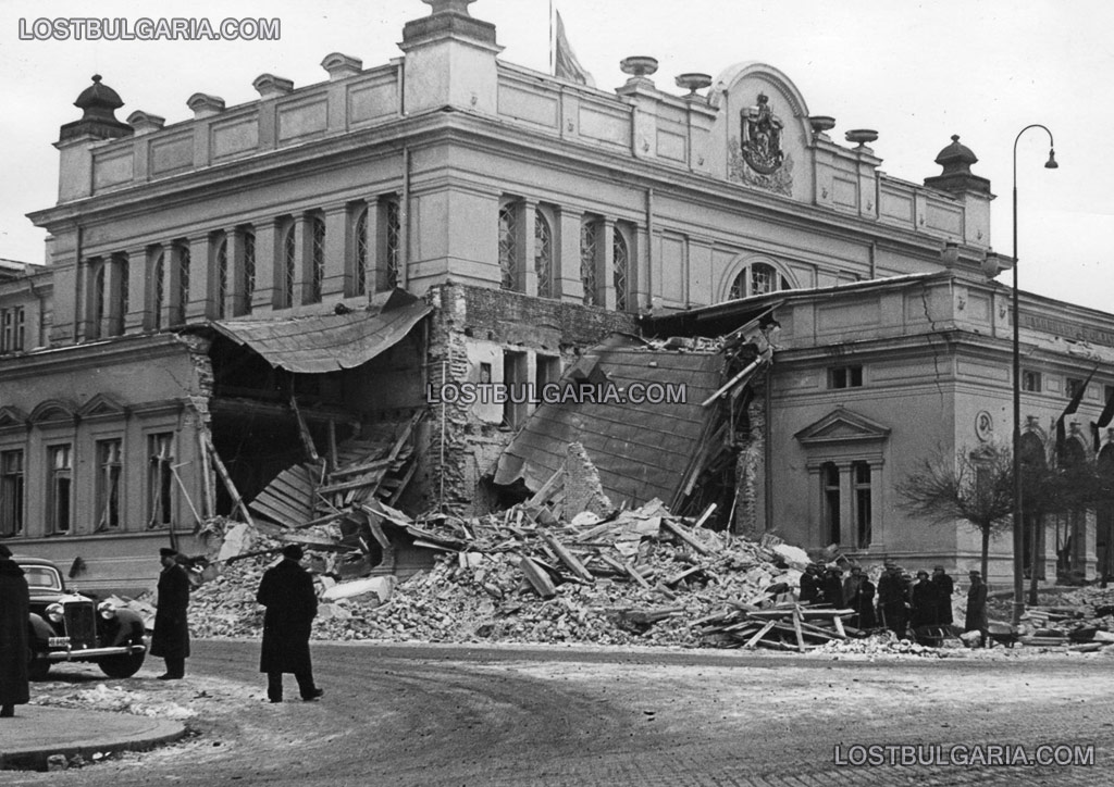 разрушената сграда на Народното събрание ...